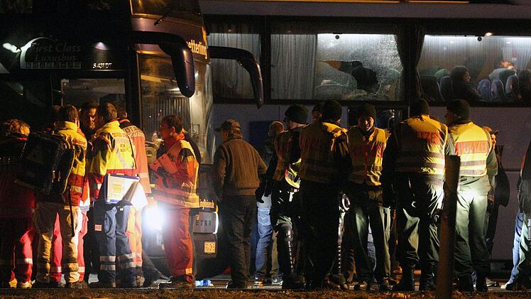 Polizeibeamte an der Rastanlage Steigerwald-Süd vor einem Fürth-Fan-Bus, bei dem Chaoten die Scheiben eingeschlagen hatten. Foto: News5