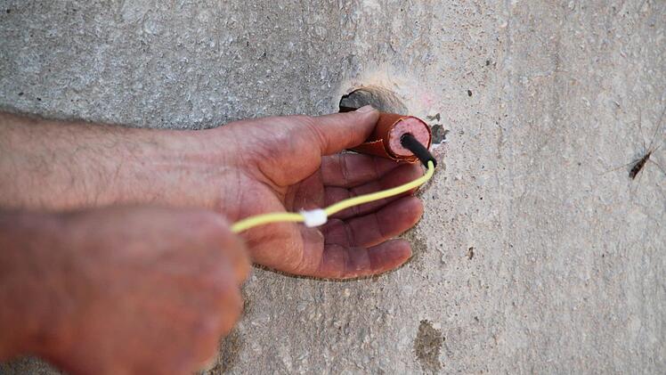 Dann kommt die Patrone ins Bohrloch und wird mit Bauschaum befestigt.