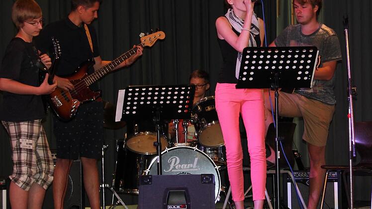 Die Schulband roc kte mit "Fluch der Karibik" und Songs von Melissa Etheridge und Pink.