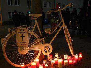 Die Idee der sogenannten "Ghostbikes" kommt aus den USA. Das Mahnmal in Nürnberg soll an Opfer von Fahrradunfällen erinnern und auf die Situation von Fahrradfahrern im Straßenverkehr aufmerksam machen.Foto: News5 / Friedrich