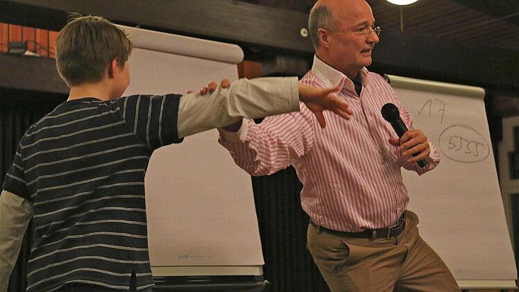 Gregor Staub zeigt Tricks zum Merken. Foto: Gerd Schaar