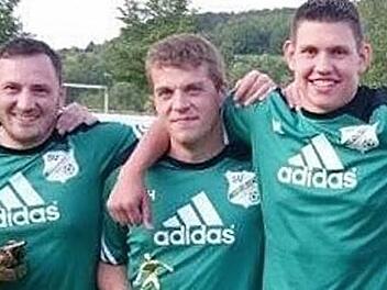 Besondere Troph&auml;en erspielten sich (von links) Heiko Ebert (Torsch&uuml;tzenk&ouml;nig), Mathias Hauck (Spieler der Saison) und Michael Lorz (bester Nachwuchsspieler). Foto: Wolfgang Dietz