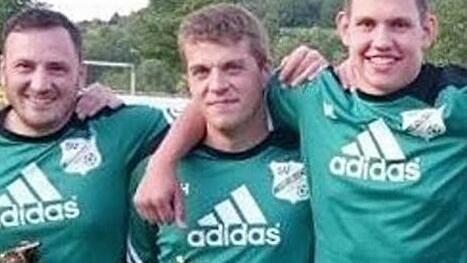 Besondere Troph&auml;en erspielten sich (von links) Heiko Ebert (Torsch&uuml;tzenk&ouml;nig), Mathias Hauck (Spieler der Saison) und Michael Lorz (bester Nachwuchsspieler). Foto: Wolfgang Dietz