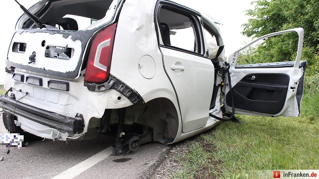 Fahrzeuge kollidieren auf Staatsstrasse