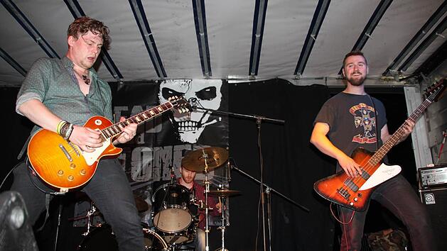 Das Livemusik-Erlebnis kehrt beim Altstadtfest auch in die Obere Stadt zur&uuml;ck: Gitarrist Kai Wagner (links), S&auml;nger und Bassist Andreas Niemczyk sowie Schlagzeuger Adrian Heckel (im Hintergrund ) von der Hardrock-Band "Dead & Stoned" spielen am Samstag. Foto: BR-Archiv/Stephan St&ouml;ckel