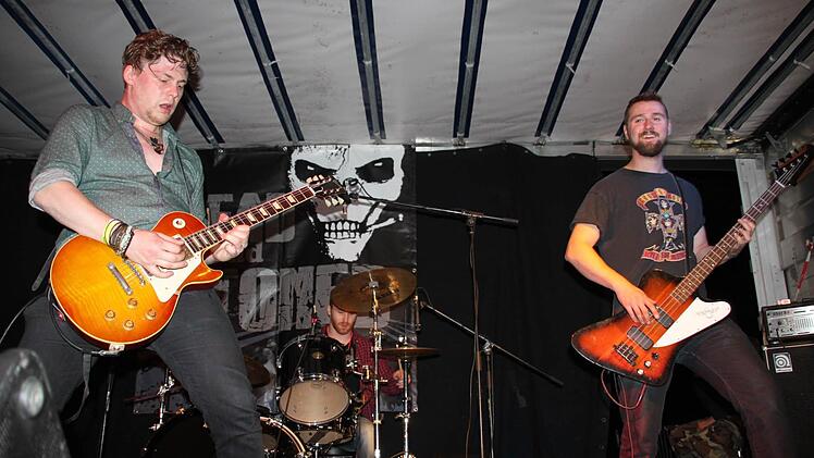 Das Livemusik-Erlebnis kehrt beim Altstadtfest auch in die Obere Stadt zurück: Gitarrist Kai Wagner (links), Sänger und Bassist Andreas Niemczyk sowie Schlagzeuger Adrian Heckel (im Hintergrund ) von der Hardrock-Band "Dead & Stoned" spielen am Samstag. Foto: BR-Archiv/Stephan Stöckel