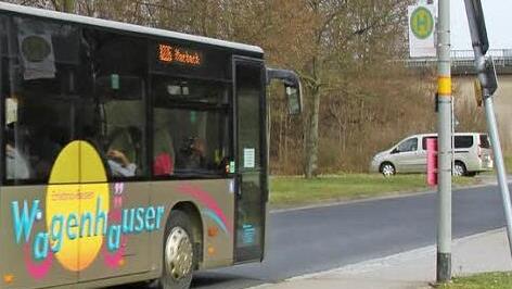 Großbus, Kleinbus, Ruftaxi - wie könnte die Zukunft des öffentlichen Nahverkehrs im Bereich zwischen Ebern, Pfarrweisach, Maroldsweisach bis Ermershausen künftig aussehen? Eine Momentaufnahme vom "Verkehrsknotenpunkt Sandhof" vom gestrigen Montag, wo der Berufschulbus durchrauschte. Eine Thema für die Baunach-Allianz. Foto: Ralf Kestel