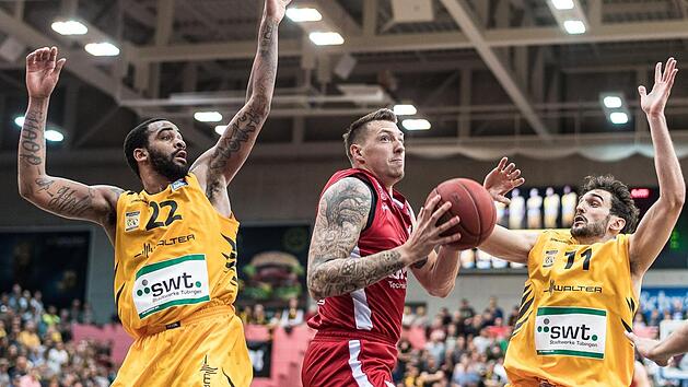Daniel Theis (mit Ball) dominierte das Geschehen unter den K&ouml;rben. Hier setzt er sich gegen Stanton Kidd (l.) und Alvaro Munoz durch.Foto: Eibner-Pressefoto