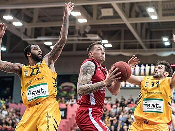 Daniel Theis (mit Ball) dominierte das Geschehen unter den Körben. Hier setzt er sich gegen Stanton Kidd (l.) und Alvaro Munoz durch.Foto: Eibner-Pressefoto