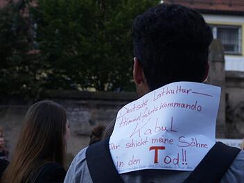 Ein Demonstrant mit klarer Botschaft Fotos: Andreas Thamm