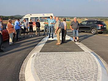 Bei einer Sitzung im September hatte der  Bauausschusses der Gemeinde Maroldsweisach  mit Bürgermeister Wolfram Thein (Fünfter von rechts) die neue Zufahrt zum Baugebiet "Bleichäcker" in Augenschein genommen. Links der Zufahrt soll  ein Einkaufsmarkt, rechts davon eine Tankstelle entstehen. Foto: Helmut Will
