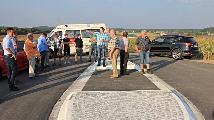 Bei einer Sitzung im September hatte der  Bauausschusses der Gemeinde Maroldsweisach  mit Bürgermeister Wolfram Thein (Fünfter von rechts) die neue Zufahrt zum Baugebiet "Bleichäcker" in Augenschein genommen. Links der Zufahrt soll  ein Einkaufsmarkt, rechts davon eine Tankstelle entstehen. Foto: Helmut Will