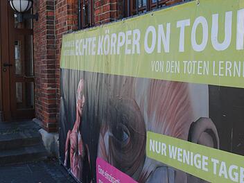 Das Plakat steht vor dem Eingang der Ausstellung. Die Türen sind seit Freitag geöffnet. Foto: Christoph Wiedemann