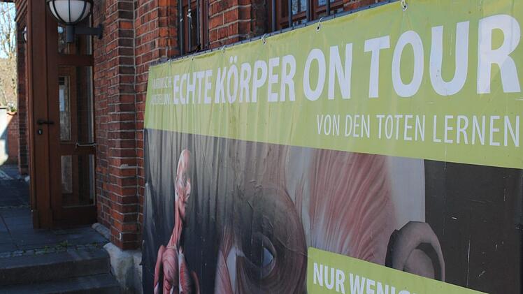 Das Plakat steht vor dem Eingang der Ausstellung. Die Türen sind seit Freitag geöffnet. Foto: Christoph Wiedemann