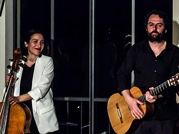 Das Duo Zaruk (Iris Azquinezer und Rainer Seiferth) begeisterte mit seinem Programm "Neue Klänge aus einer alten Welt" zahlreiche Zuhörer im Coburger Haus Contakt.Foto: Jochen Berger