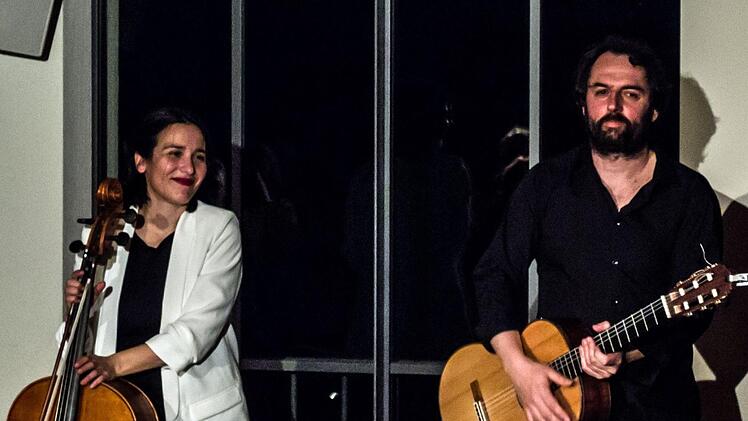 Das Duo Zaruk (Iris Azquinezer und Rainer Seiferth) begeisterte mit seinem Programm "Neue Klänge aus einer alten Welt" zahlreiche Zuhörer im Coburger Haus Contakt.Foto: Jochen Berger