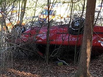 Schwerer Unfall im Kreis Forchheim: Das Cabrio &uuml;berschlug sich und blieb in einem Waldst&uuml;ck auf dem offenen Verdeck liegen. Foto: Feuerwehr