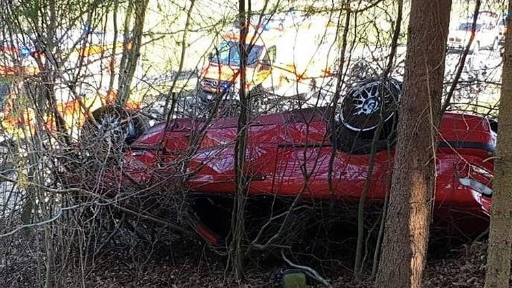 Schwerer Unfall im Kreis Forchheim: Das Cabrio &uuml;berschlug sich und blieb in einem Waldst&uuml;ck auf dem offenen Verdeck liegen. Foto: Feuerwehr