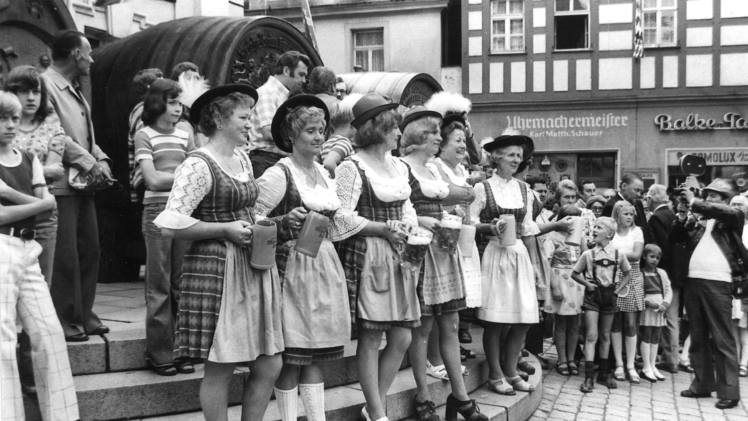 Die Bierfestbedienungen - hier auf der Kulmbacher Rathaustreppe - machten auch schon 1975 richtig was her. Foto: Archiv Bayerische Rundschau