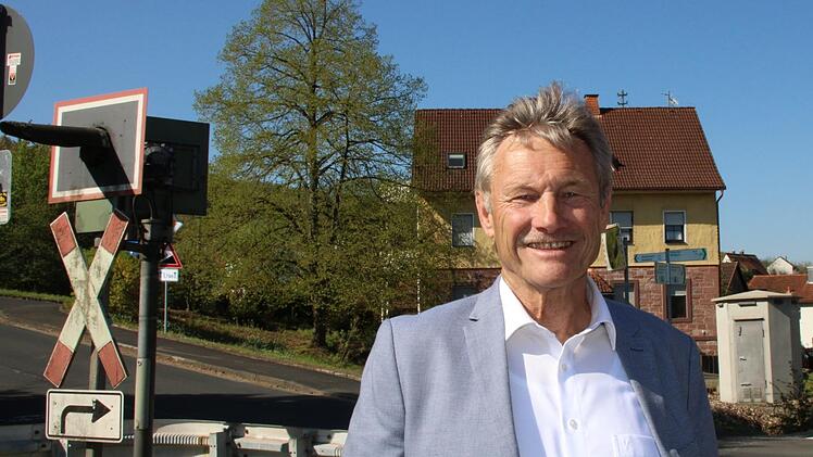 24 Jahre lang lenkte Wilhelm Friedrich das Geschick des Marktes Zeitlofs. Eines seiner Herzensprojekte war der Radweg. Im Hintergrund ist die alte Apotheke aus dem Jahr 1860 zu sehen. Foto: Ulrike Müller