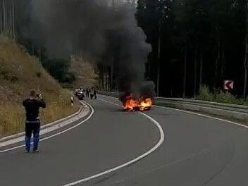 Ein Motorrad f&auml;ngt nach einem Crash auf der Strecke Feuer. Foto: privat