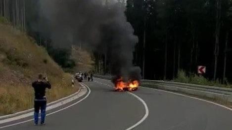 Ein Motorrad fängt nach einem Crash auf der Strecke Feuer. Foto: privat