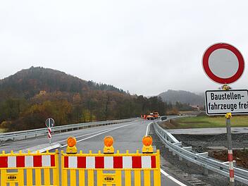 Auf der Umgehung Stadtsteinach laufen die Restarbeiten. Bald wird die Strecke für den Verkehr freigegeben. Foto: Jürgen Gärtner