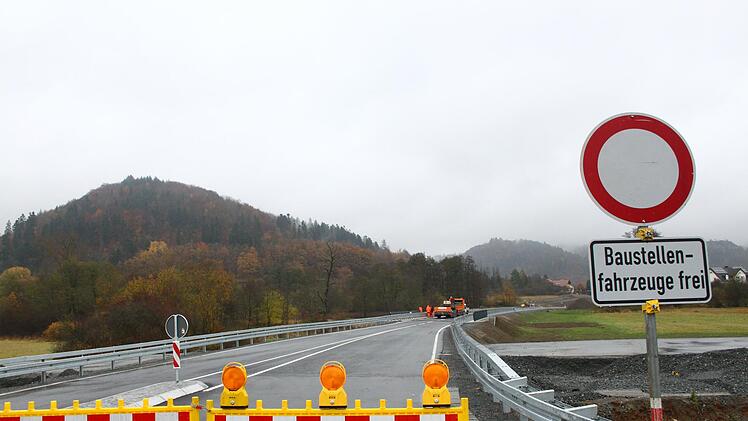 Auf der Umgehung Stadtsteinach laufen die Restarbeiten. Bald wird die Strecke für den Verkehr freigegeben. Foto: Jürgen Gärtner