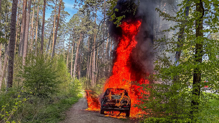 Auto fängt in Wald im Kreis Bamberg Feuer und brennt aus