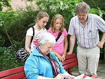 Einmal im Jahr zieht es den in Nürnberg lebenden Künstler Klemens Wuttke (rechts) mit seinen Mal- und Zeichenschülern an den Obermain.