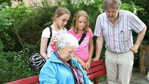 Einmal im Jahr zieht es den in Nürnberg lebenden Künstler Klemens Wuttke (rechts) mit seinen Mal- und Zeichenschülern an den Obermain.