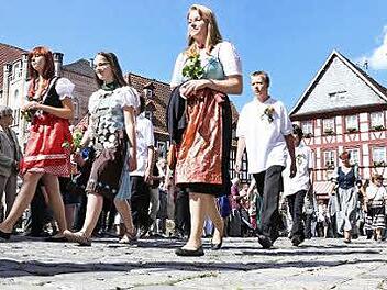 Zahlreiche Schützengesellschaften nehmen am Auszug teil.