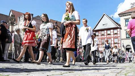 Zahlreiche Schützengesellschaften nehmen am Auszug teil.