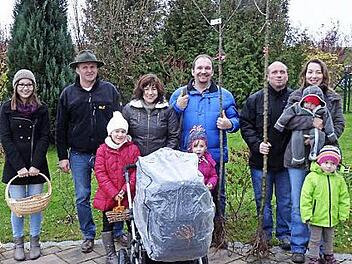 Apfelkönigin Eva Schnappauf, 1. Vorsitzender Ottmar Löffler, Lara, Maria, Jule, Leonie und Michael Löffler und Marcus, Bianca, Heidi und Ina Appel (von links) vor dem Pflanzen der Bäumchen.  Foto: kl