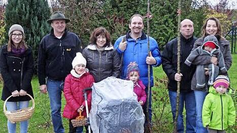 Apfelkönigin Eva Schnappauf, 1. Vorsitzender Ottmar Löffler, Lara, Maria, Jule, Leonie und Michael Löffler und Marcus, Bianca, Heidi und Ina Appel (von links) vor dem Pflanzen der Bäumchen.  Foto: kl