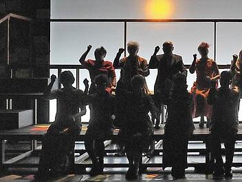 Beeindruckendes Tanz-Theater: Der Club 56 hat sich mit seiner neuen Produktion weit vor gewagt.  Foto: Andrea Kremper