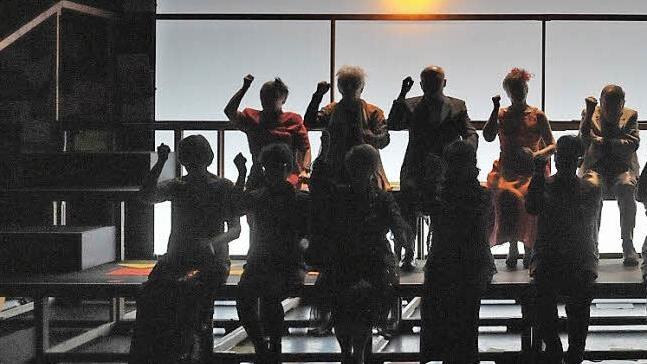 Beeindruckendes Tanz-Theater: Der Club 56 hat sich mit seiner neuen Produktion weit vor gewagt.  Foto: Andrea Kremper