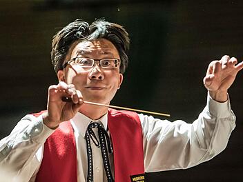 Daxi Pan dirigiert den Musikverein Rödental Foto: Jochen Berger