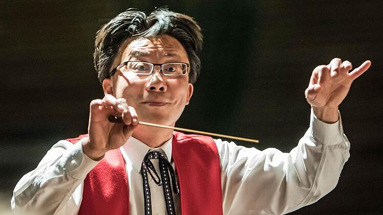 Daxi Pan dirigiert den Musikverein Rödental Foto: Jochen Berger