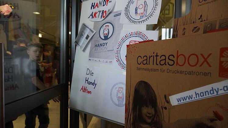 Eine Sammelbox für Handys und Druckerpatronen steht am Eingang. Foto: Arkadius Guzy