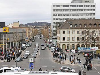 Kundgebung und Demonstration am 30. Januar 2016: Ein Häuflein Rechtsextremer (rechts) stand einer deutlich größeren Gruppe gegenüber, die gegen Neonazis demonstrierte. Archivbild: Matthias Hoch