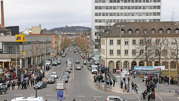 Kundgebung und Demonstration am 30. Januar 2016: Ein Häuflein Rechtsextremer (rechts) stand einer deutlich größeren Gruppe gegenüber, die gegen Neonazis demonstrierte. Archivbild: Matthias Hoch