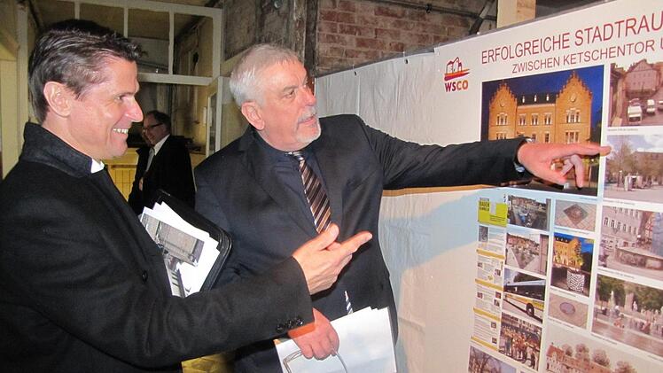 Oberbürgermeister Norbert Tessmer und WSCO-Geschäftsführer Christian Meier bei einem Rundgang durch die derzeit im Aufbau befindliche Ausstellung zum Tag der Städtebauförderung im Schlick 29. Foto: Martin Koch