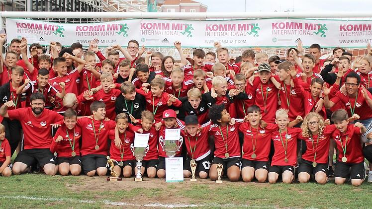 Alle mitgereisten Jugendspieler des FC Coburg mit ihren Trainern und Auszeichnungen.  Fotos: Hartmut Guhling