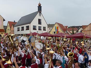 Mit einem fulminantem Gemeinschaftskonzert von 13 Musikkapellen wurde das Kreismusikfest in Strahlungen gefeiert. Foto: Manfred Mellenthin