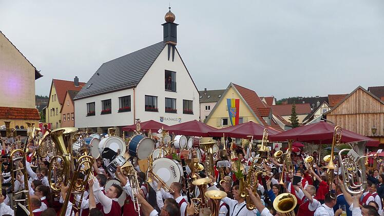 Mit einem fulminantem Gemeinschaftskonzert von 13 Musikkapellen wurde das Kreismusikfest in Strahlungen gefeiert. Foto: Manfred Mellenthin