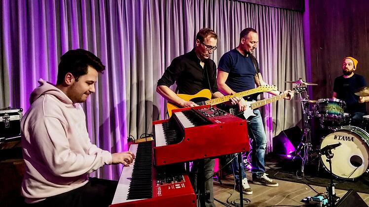 Simon Oslender und seine Band beeindruckten das Coburger Publikum bei "Leise am Markt".Foto: Jochen Berger