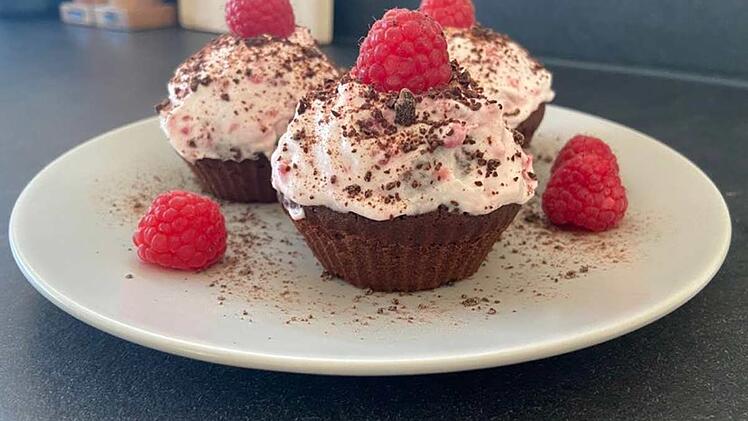 Schoko-Muffins mit Himbeer-Sahne-Topping