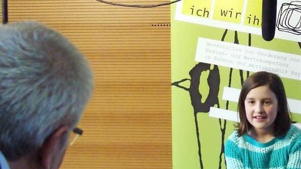 Der Bayerische Rundfunk suchte das Gespräch mit den Schülern. Annika Löffler setzte sich mit den sozialen Netzwerken bei den Fragen und Antworten auseinander.   Foto: Schule
