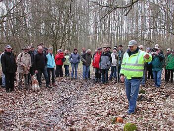 Den Dreimärker Ebenhausen/ Ramsthal/ Poppenhausen, einst Grenze der Landkreise Bad Kissingen, Hammelburg und Schweinfurt, erklärt Obmann Manfred Greubel. Fotos: Stefan Geiger